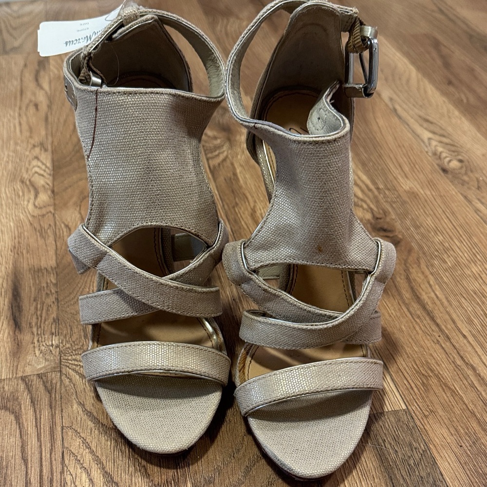 Mark & James by Badgley Mischka Tan Shimmer Strappy Heel NWT Sz 7